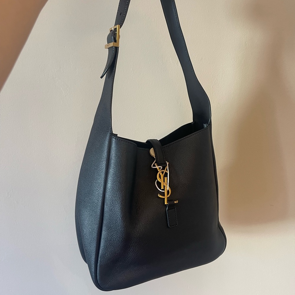 Saint Laurent LE 5 À 7 SUPPLE SMALL IN GRAINED LEATHER
BLACK